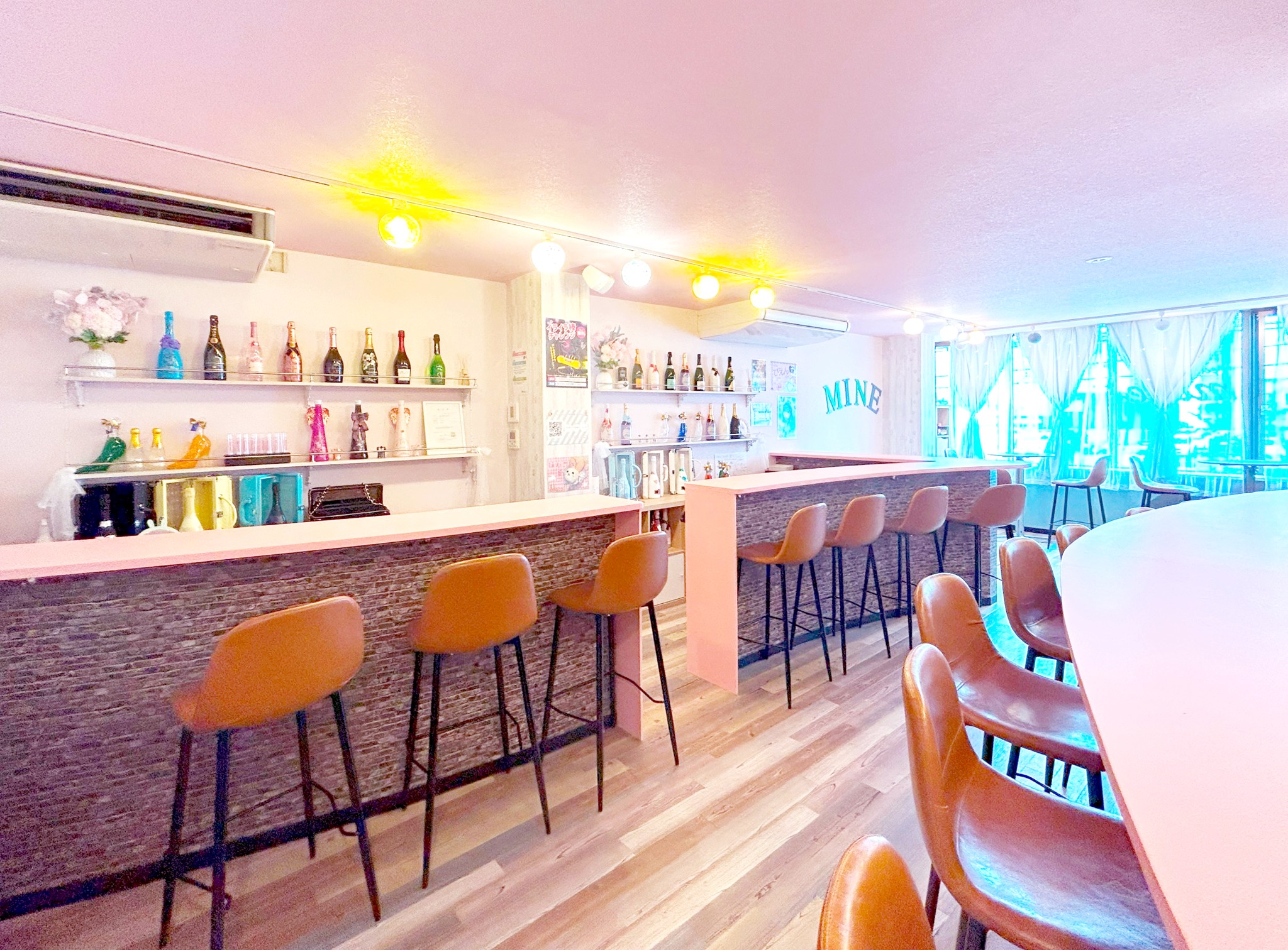 cafe&bar mine 店内